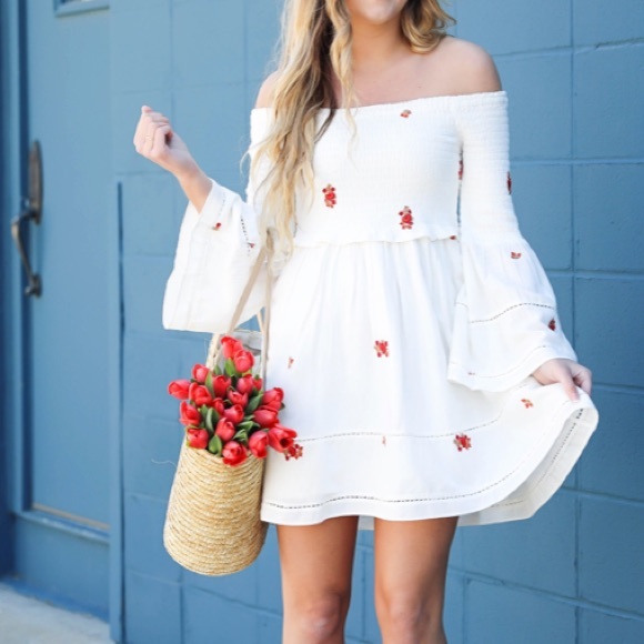 Free People Dresses & Skirts - Free People “Counting Daisies” Embroidered Dress!